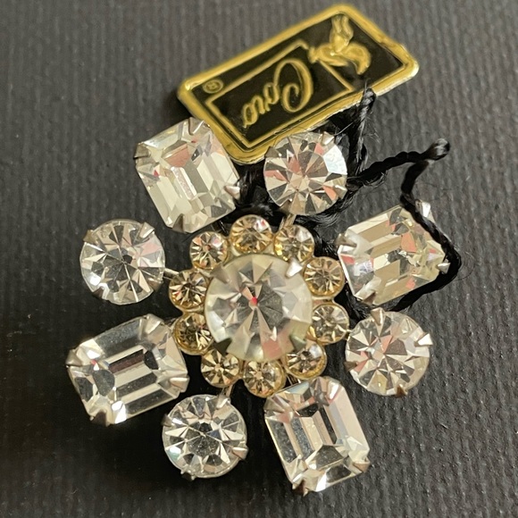 Coro Jewelry - Vintage 1940s Coro silver tone brooch/Pin with Rhinestones